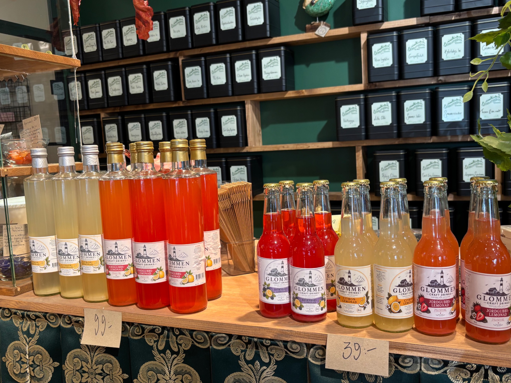 Glommen Craft Drinks lemonader och större flaskor på en butiksdisk