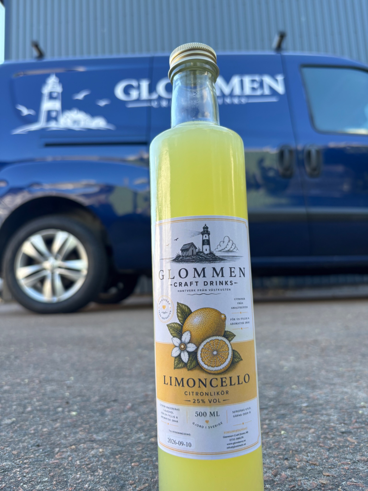 Glommen Craft Drinks limoncello framför företagets blå bil