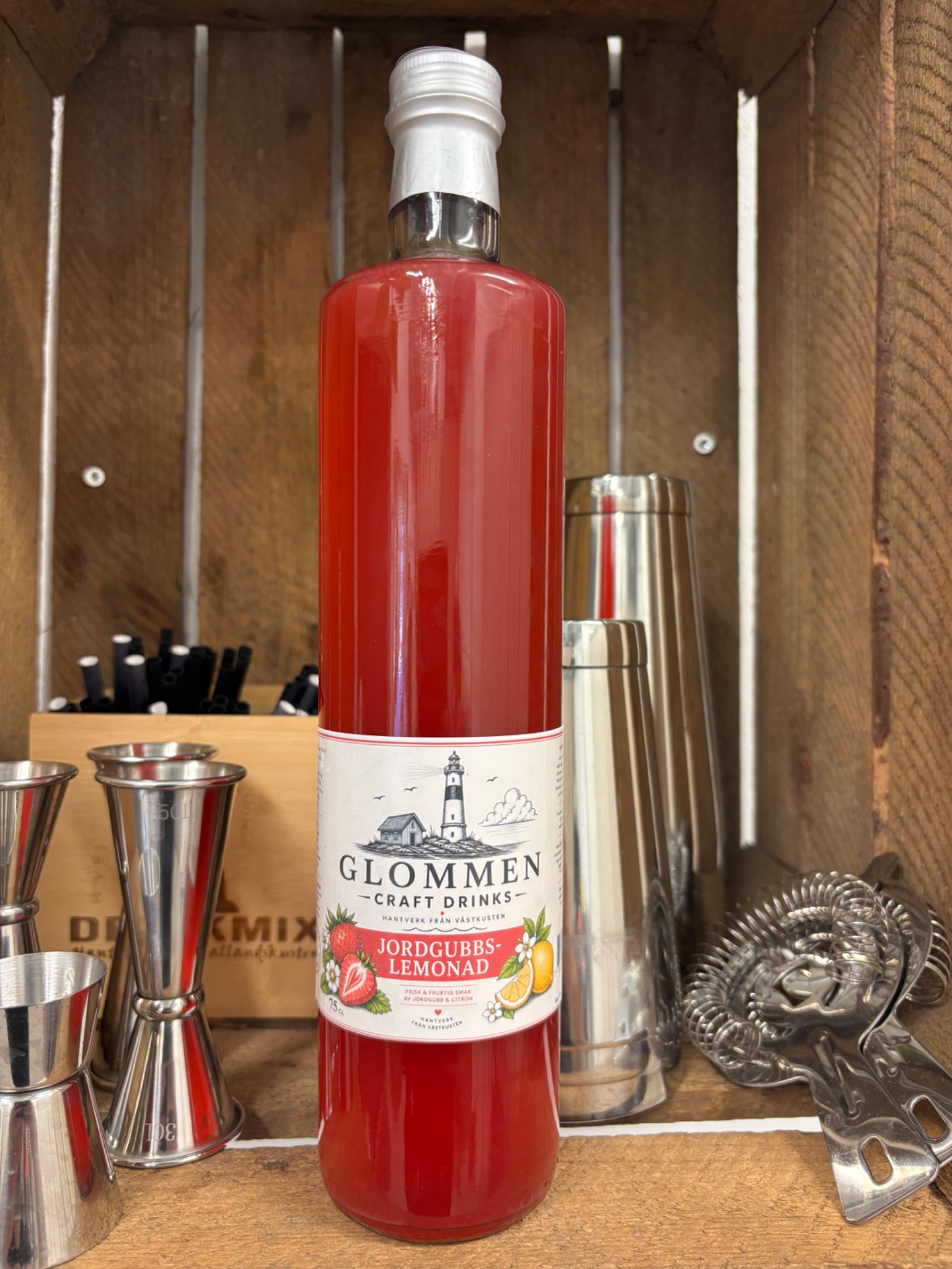 En flaska Glommen Craft Drinks Rhumonade tillsammans med barredskap